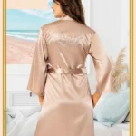 חלוק כלה מסאטן עם כיתוב Bride מנצנץ – מוקה