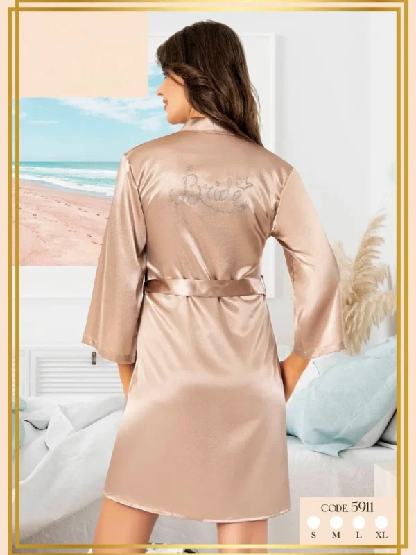 חלוק כלה מסאטן עם כיתוב Bride מנצנץ – מוקה