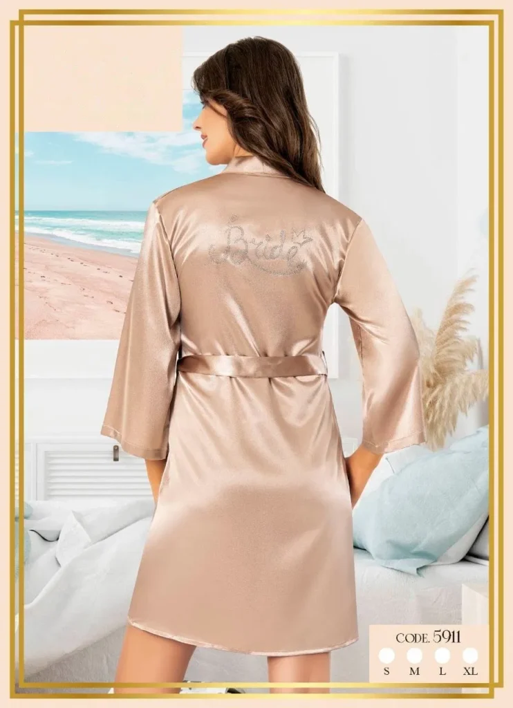 חלוק כלה מסאטן עם כיתוב Bride מנצנץ – מוקה