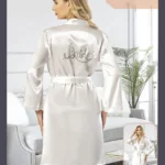 חלוק כלה מסאטן עם כיתוב Bride מנצנץ – לבן