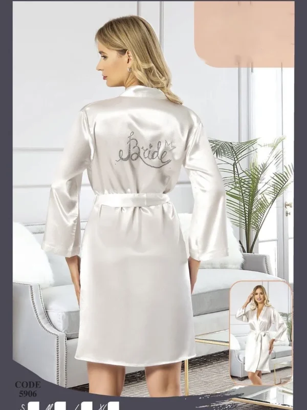 חלוק כלה מסאטן עם כיתוב Bride מנצנץ – לבן