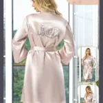 חלוק כלה מסאטן עם כיתוב Bride מנצנץ – ורוד פודרה