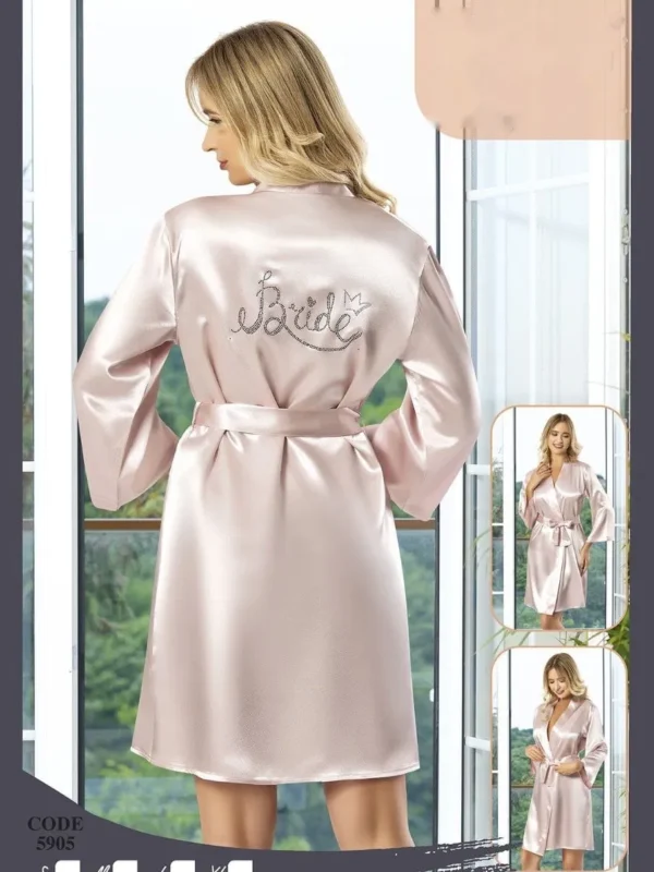 חלוק כלה מסאטן עם כיתוב Bride מנצנץ – ורוד פודרה